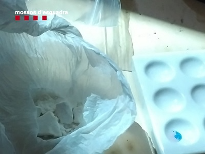 Els Mossos d'Esquadra desmantellen un punt de venda i consum de cocaïna en un pis ocupat a l'Hospitalet de Llobregat