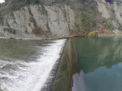 L'assut de Matabosch, des del marge esquerre del riu Ter.