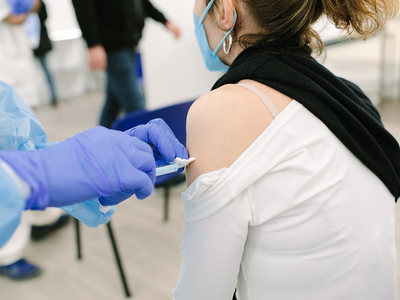 El nombre de persones immunitzades amb dues dosis de vacuna supera el de les que han emmalaltit per la COVID a Catalunya