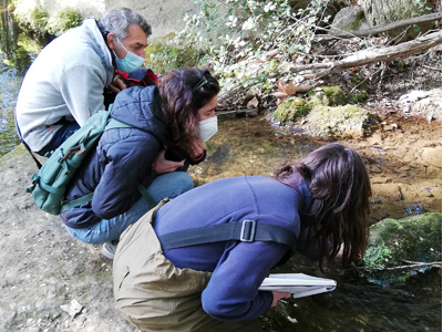 Tècniques i tècnic agafant mostres en un torrent.