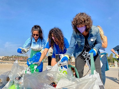 La consellera Teresa Jordà participant avui en la recollida de plàstics a la platja de Barcelona