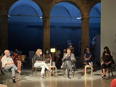 La consellera de Cultura, Natàlia Garriga, amb el nou director de l'Arts Santa Mònica, Enric Puig, durant la roda de premsa de presentació del programa