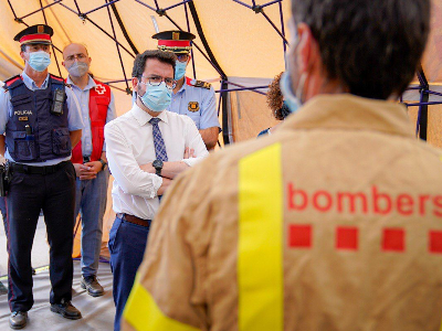El president Aragonès durant la seva visita al centre de comandament de l'incendi de Llançà (Foto: Arnau Carbonell)