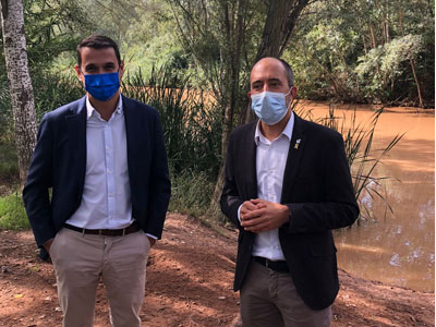 El director de l'ACA i l'alcalde de Manresa, durant la presentació de l'acord.