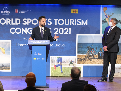 El conseller Torrent durant la presentació del Congrés Mundial de Turisme Esportiu, acompanyat del secretari general de l'OMT
