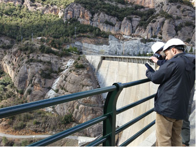 Tècnics inspeccionant la presa de la Llosa del Cavall (arxiu).