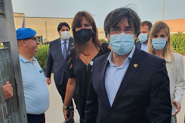 El president Puigdemont, sortint de la presó de Bancari, acompanyat de Borràs, Alsina i Figueras.