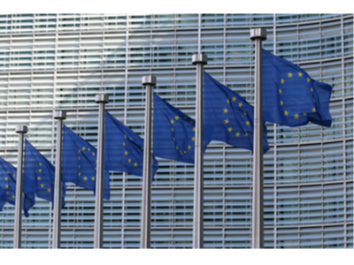 Banderes de la UE a l'edifici Berlaymont de CE. Foto de Guillaume Périgois (Unplash)
