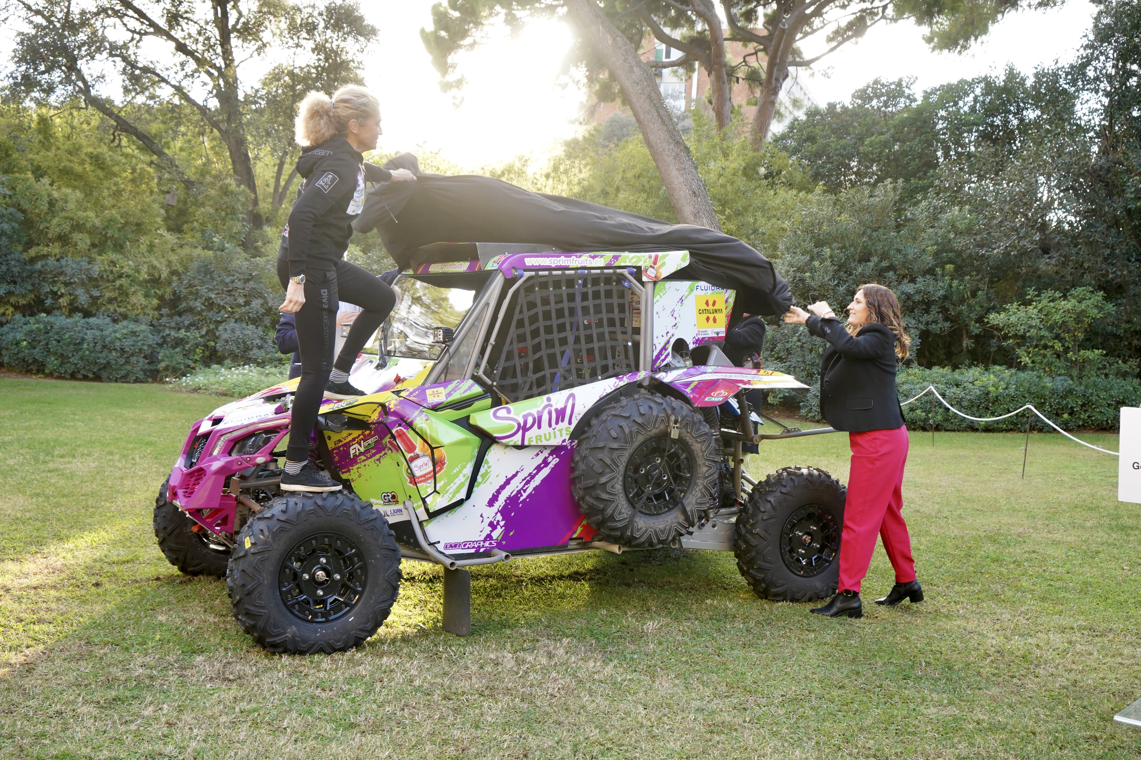 La consellera Vilagrà i la pilot Mercè Martí descobrint el cotxe amb què competiran al Dakar (Foto: Paco J. Muñoz)