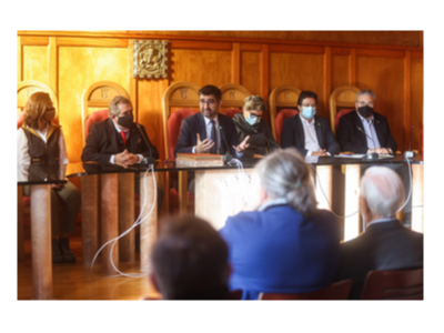 El vicepresident, avui, durant la reunió a l'Ajuntament de Montblanc, amb l'alcalde (segon per l'esquerra), Gavín i Ticó.
