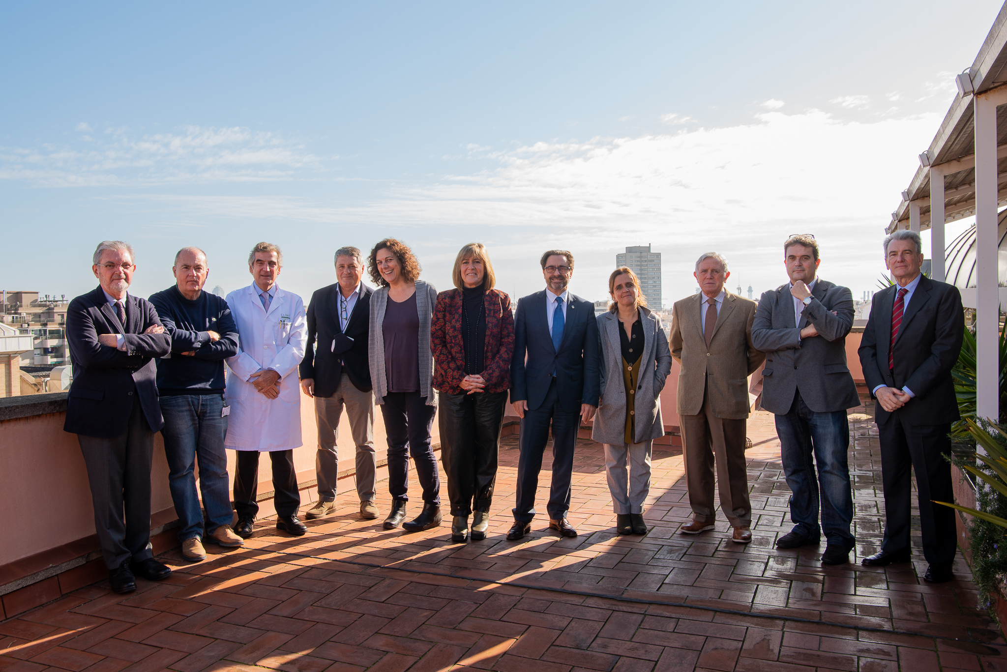 Fotos de membres de la Comissió paritària, màxims responsables de l'hospital i de la Universitat de Barcelona (UB).