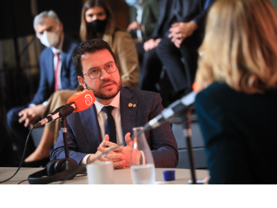 El president Aragonès, durant la conversa amb Gemma Nierga, en l'acte de lliurament dels Premis Nacionals de Comunicació