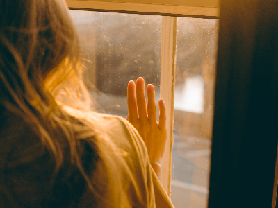 Una noia jove mirant per la finestra