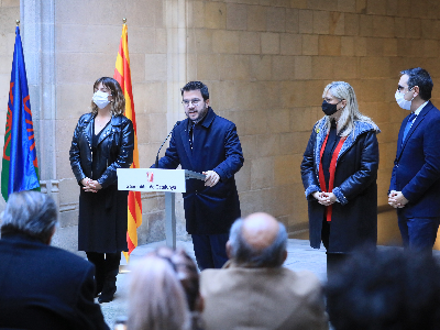 El president Aragonès, acompanyat de la consellera, durant la seva intervenció en l'acte
