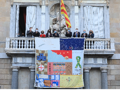 El president ha encapçalat el desplegament del Tapís Memorial de la lluita contra la Sida a la façana del Palau. Autor: Jordi Bedmar