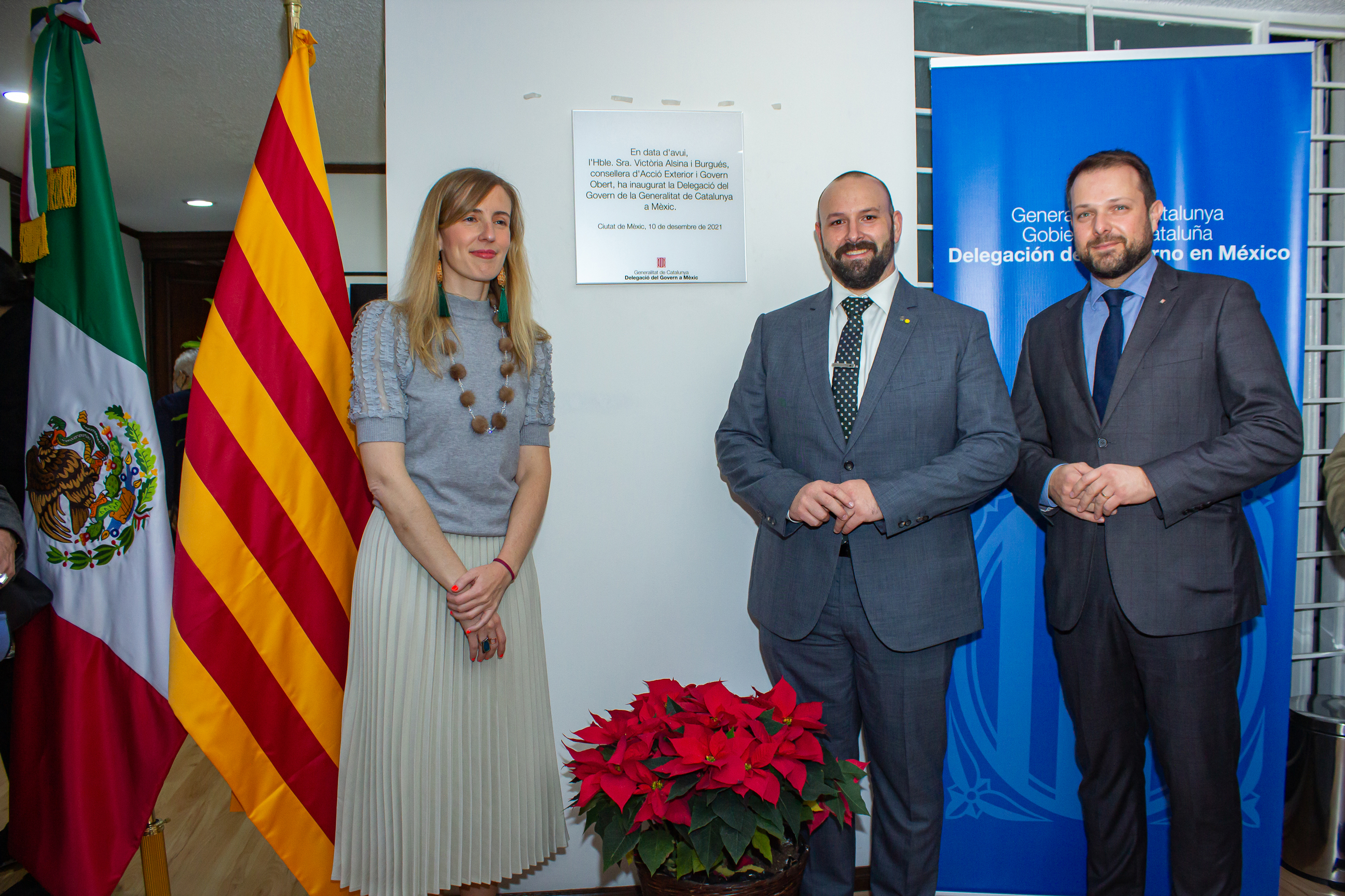 La consellera Alsina, el delegat Lleïr Daban i el secretari Figueras, davant la placa commemorativa de la inauguració.