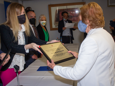 La consellera Alsina fent entrega d'una de les plaques de reconeixement a l'Orfeó Català de Mèxic.