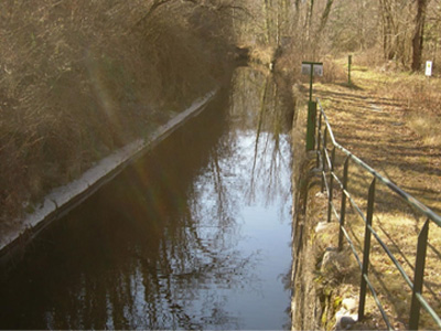 Canal de la central des d'on es capta l'aigua per als horts urbans de Montesquiu. 