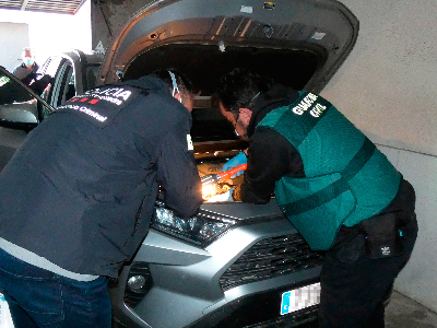 Agent de Mossos d'Esquadra i de la Guardia Civil fent inspecció d'un vehicle recuperat