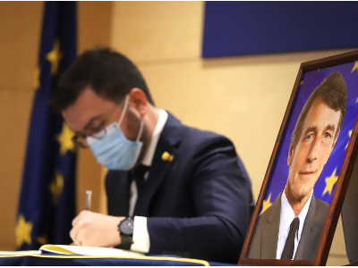 El president signant el llibre de condol. Autor: Rubén Moreno