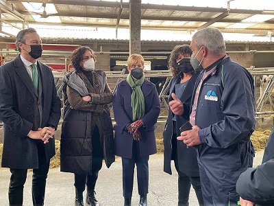 La consellera Jordà visitant les instal.lacions de l'explotació El Molino de Biscaia, juntament amb les consellers d'Euskadi i Navarra i el conseller de Catàbria 
