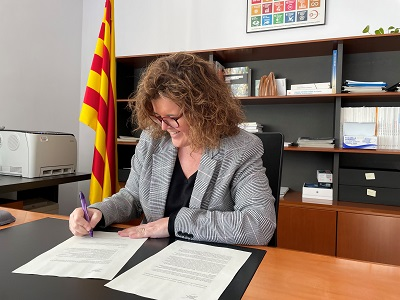 La secretària d'Acció Climàtica, Anna Barnadas, signant la declaració constitutiva del Congrés Nacional d'Educació Ambiental (CNEA)