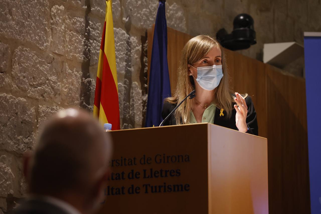 La consellera Alsina, durant el seu discurs de cloenda de l'acte a la Universitat de Girona.