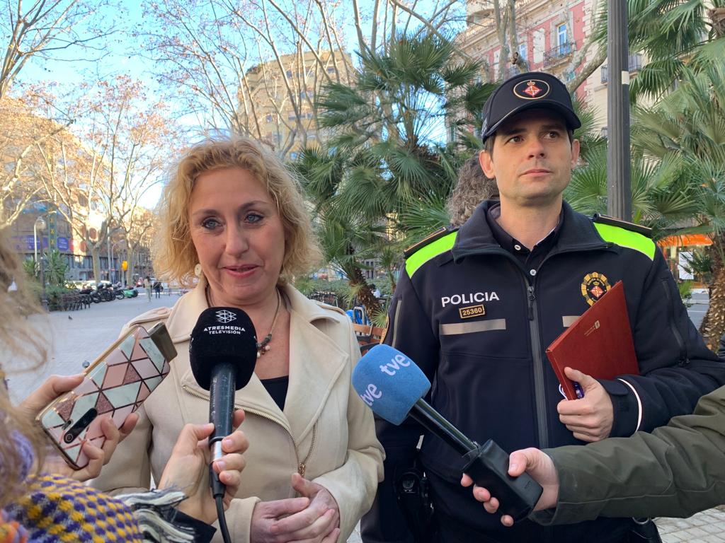 La directora general d'Ordenació i Regulació Sanitària (DGORS) del Departament de Salut, Azucena Carranzo, i un representant de la Guàrdia Urbana de Barcelona, atenent els mitjans de comunicació