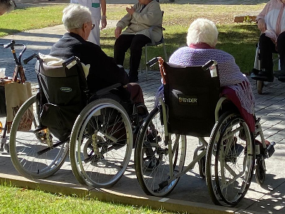 dues persones grans en cadira de rodes