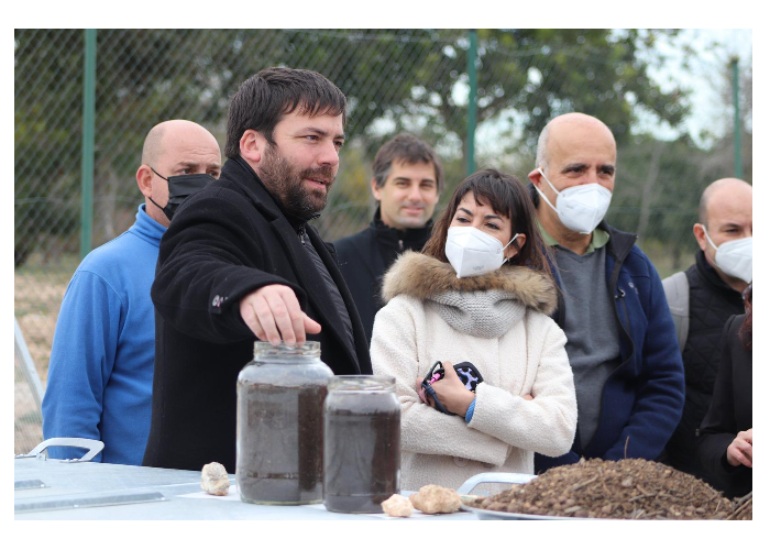 El director de l'ARC, Isaac Peraire, durant la visita a la Torre d'en Dolça de Vila-seca. El director de l'ARC, Isaac Peraire, durant la visita a la Torre d'en Dolça de Vila-seca.