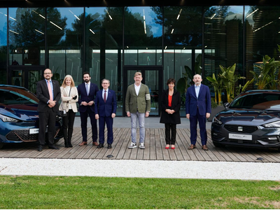 El conseller Jaume Giro i la resta de la comitiva que ha visitat la fàbrica de Seat