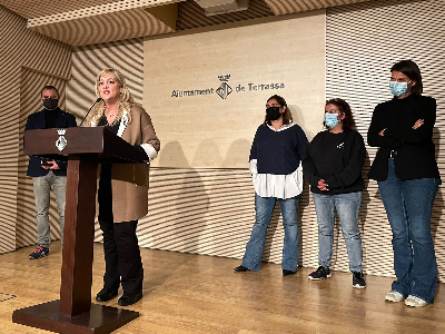 La consellera en roda de premsa amb l'alcalde de Terrassa i representants de l'entitat TANU i de les famílies