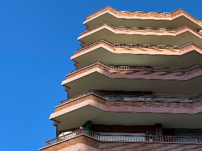 Façana d'un edifici amb terrasses