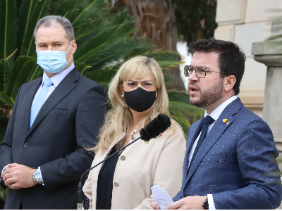 El president, amb la consellera Cervera i el cònsol d'Ucraïna a Barcelona, atenent els mitjans. Autor: Rubén Moreno