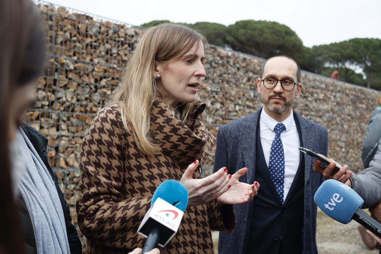 La consellera Alsina i el director general de Cooperació al Desenvolupament, Josep Desquens, durant l'atenció a mitjans a Riudellots.