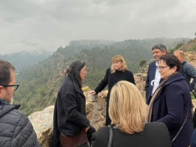 La consellera de Cultura, al centre de la imatge, durant la visita al castell de Miravet on ha anunciat les noves inversions