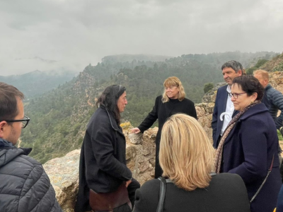 La consellera de Cultura, Natàlia Garriga, al centre de la imatge durant la visita al castell de Miravet