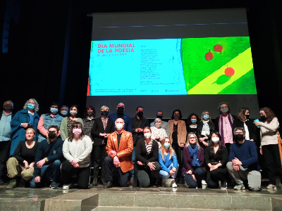 Foto de grup de l'acte de celebració del Dia Mundial de la Poesia a Girona