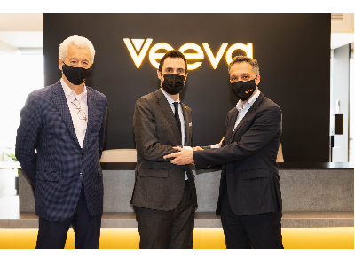 El conseller d'Empresa i Treball, Roger Torrent i Ramió, i el president de Veeva Europe, Chris Moore, han inaugurat aquest divendres les noves instal·lacions de l'empresa nord-americana Veeva a Cornellà
