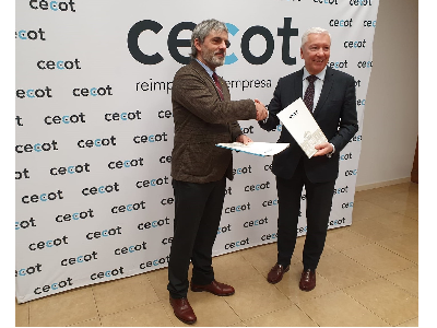 El director de l'Agència Catalana del Consum, Francesc Sutrias i Grau, i el president de la Cecot, Antoni Abad i Pous,  en l'acte de signatura del protocol