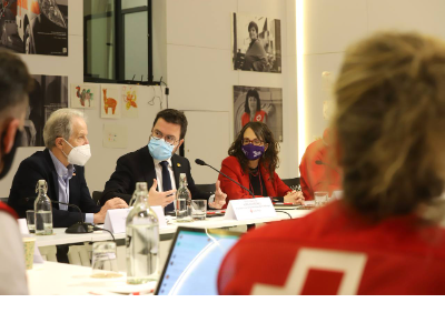 El president de la Generalitat, Pere Aragonès i Garcia, acompanyat de la consellera d'Igualtat i Feminismes, Tània Verge Mestre, durant la trobada amb la Creu Roja.
