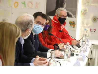 El president Aragonès durant la sessió de treball amb la Creu Roja.