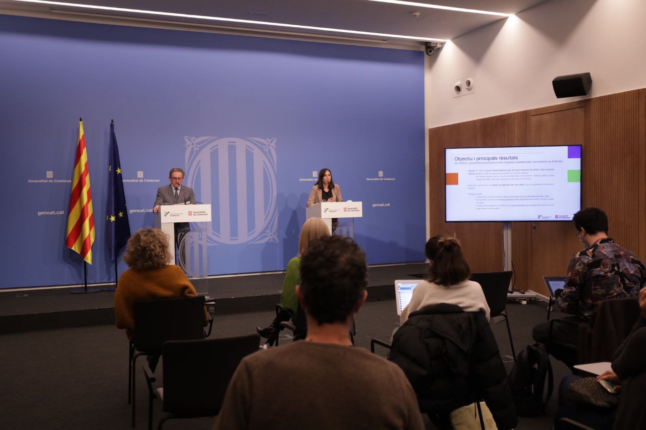 El conseller Giró i la directora general d'Anàlisi i Prospectiva Econòmica, Marta Curto, durant la roda de premsa