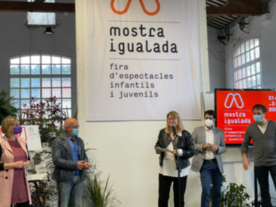 La consellera Garriga, acompanyada de l'alcalde d'Igualada, Marc Castells, i del director de la Mostra, Ramon Giné, a Igualada