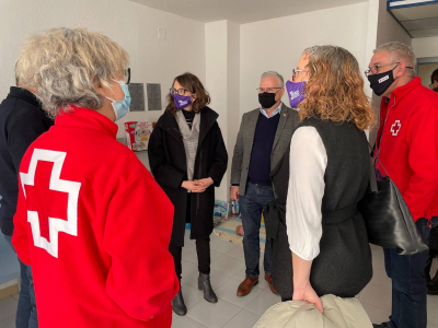 La consellera d'Igualtat i Feminismes, Tània Verge Mestre, en la visita al dispositiu d'allotjament d'urgència de Creu Roja a Salou.