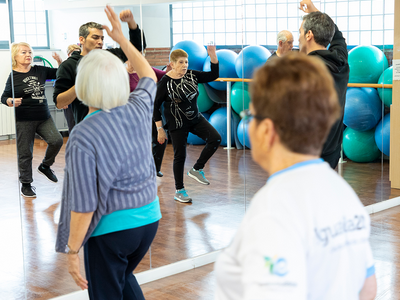 Gent gran activa: dones fent exercici físic.