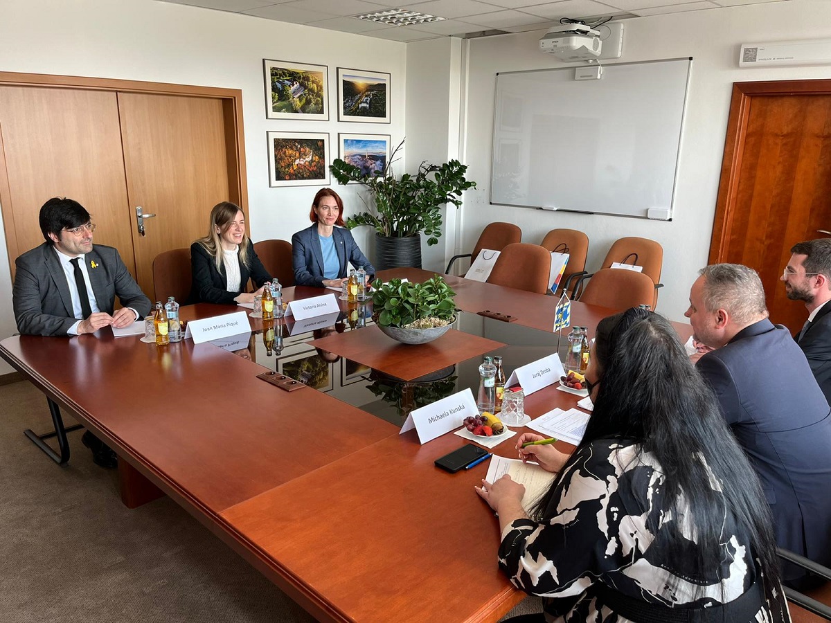 Reunió de la consellera Alsina amb el president de la regió de Bratislava, Juraj Droba. També hi han assistit la delegada del Govern a l'Europa Central, Krystyna Schreiber, i el director general Joan Maria Piqué.