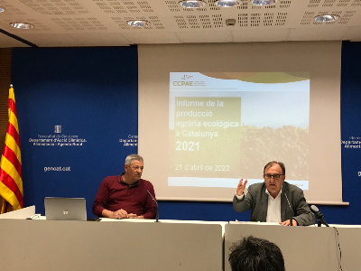 El secretari d'Alimentació, Carmel Mòdol, i el president del Consell Català de la Producció Agrària Ecològica (CCPAE), David Torrelles, presentat l'informe 2021 sobre la producció agrària ecològica de Catalunya.