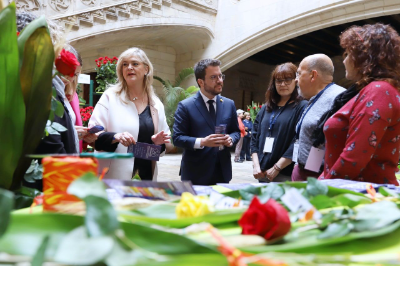 El president Aragonès visita les parades de roses solidàries del Palau de la Generalitat (foto: Rubén Moreno)