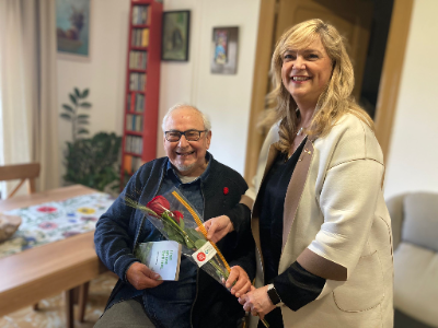 La consellera Cervera fa entrega d'una rosa solidària d'Amics de la Gent Gran